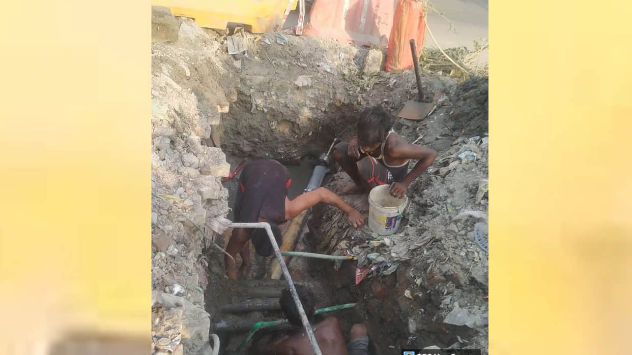 Kanpur Jalkal junk was swallowed by the metro a lot of stuff was found while shifting the pipelines
