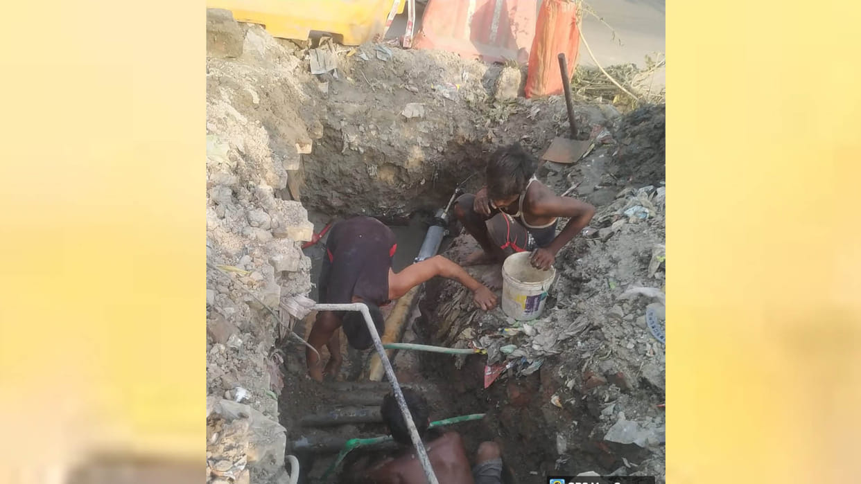 Kanpur Jalkal junk was swallowed by the metro a lot of stuff was found while shifting the pipelines