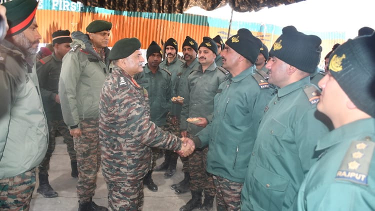 Chamoli: अग्रिम चौकियों में जवानों से मिले सेना प्रमुख, ज्योतिर्मठ में कम्युनिटी रेडियो स्टेशन का किया शुभारंभ