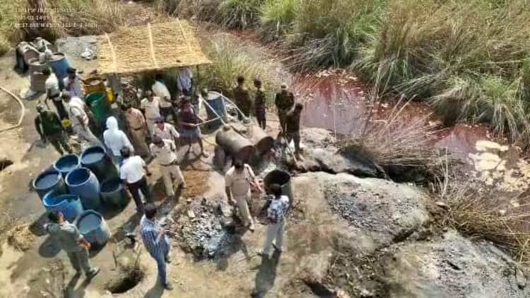 Bihar: ड्रोन की मदद से गंगा किनारे ध्वस्त की गईं शराब की भट्ठियां, 20 हजार लीटर जावा किया गया नष्ट; तस्कर फरार