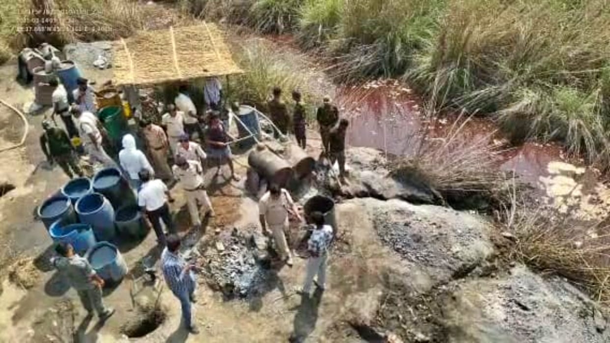 Vaishali: Liquor kilns demolished on banks of Ganga with help of drones, 20 thousand liters of Java destroyed
