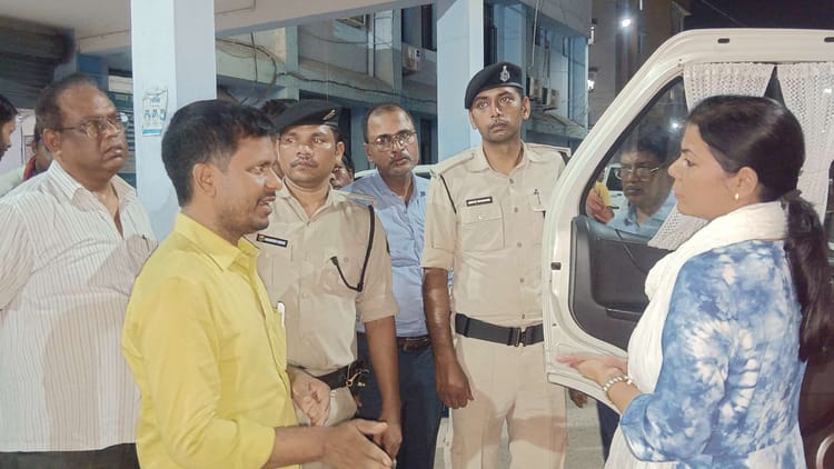 Bihar News: वैशाली डीएम का सदर अस्पताल में औचक निरीक्षण, सेवाओं में सुधार का दिया निर्देश