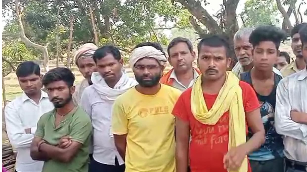 Family members stopped the ambulance carrying the body of a laborer from Delhi