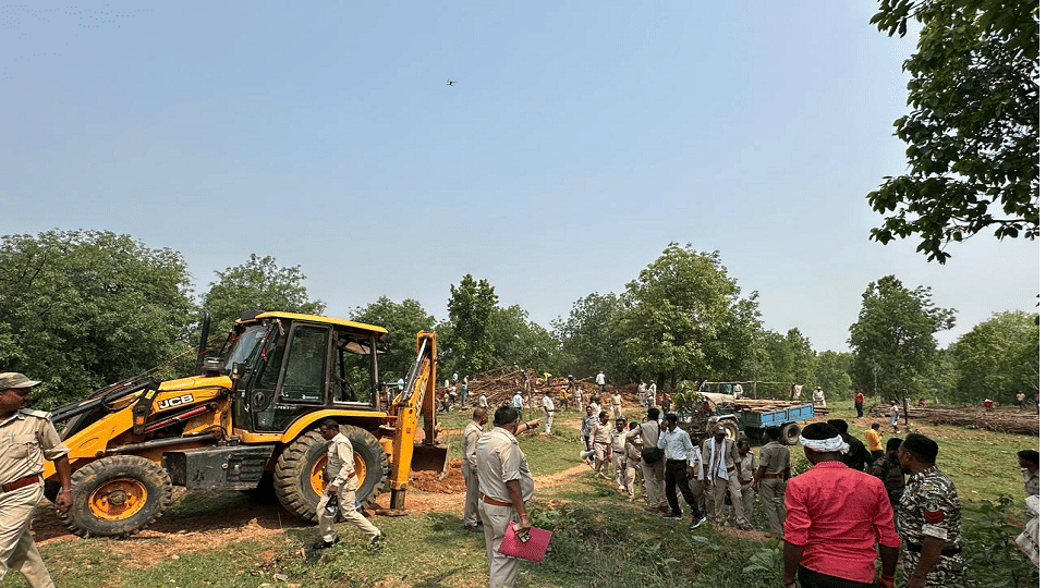 Department freed 100 acres of forest land from encroachment appealed to people not to encroach in Balrampur Ra