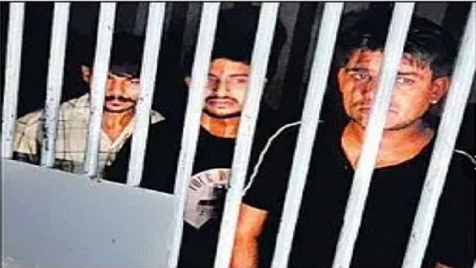 Ghaziabad: miscreants Created ruckus in restaurant, customers ran away to save their lives