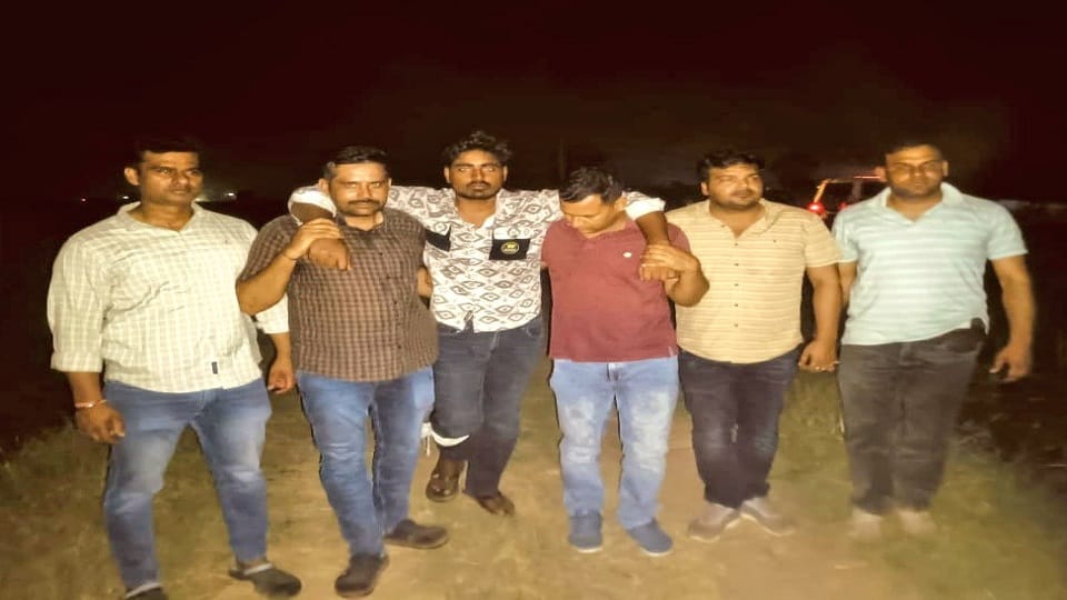 Shamli: Two criminals who looted 32 lakh rupees from the accountant were injured in an encounter