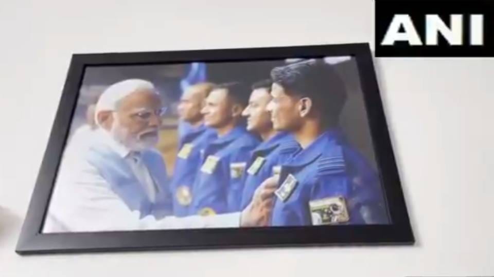 Shubhanshu Shukla ready to write new chapter in space his house in Lucknow decorated with posters see photos