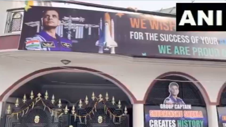 Shubhanshu Shukla ready to write new chapter in space his house in Lucknow decorated with posters see photos