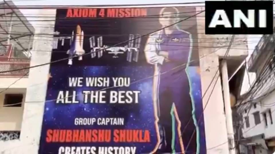 Shubhanshu Shukla ready to write new chapter in space his house in Lucknow decorated with posters see photos