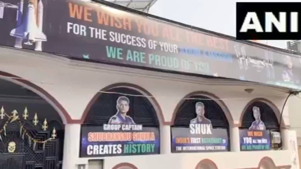 Shubhanshu Shukla ready to write new chapter in space his house in Lucknow decorated with posters see photos