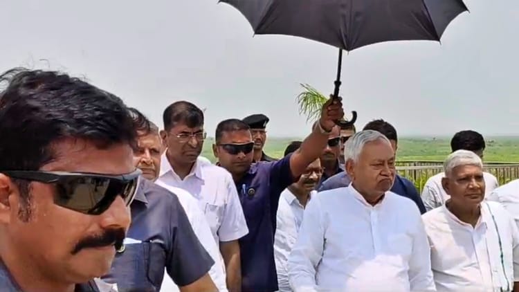 Bihar News: बख्तियारपुर पहुंचे CM नीतीश, गंगा घाट परियोजना का किया निरीक्षण, अधिकारियों को दिए कड़े निर्देश