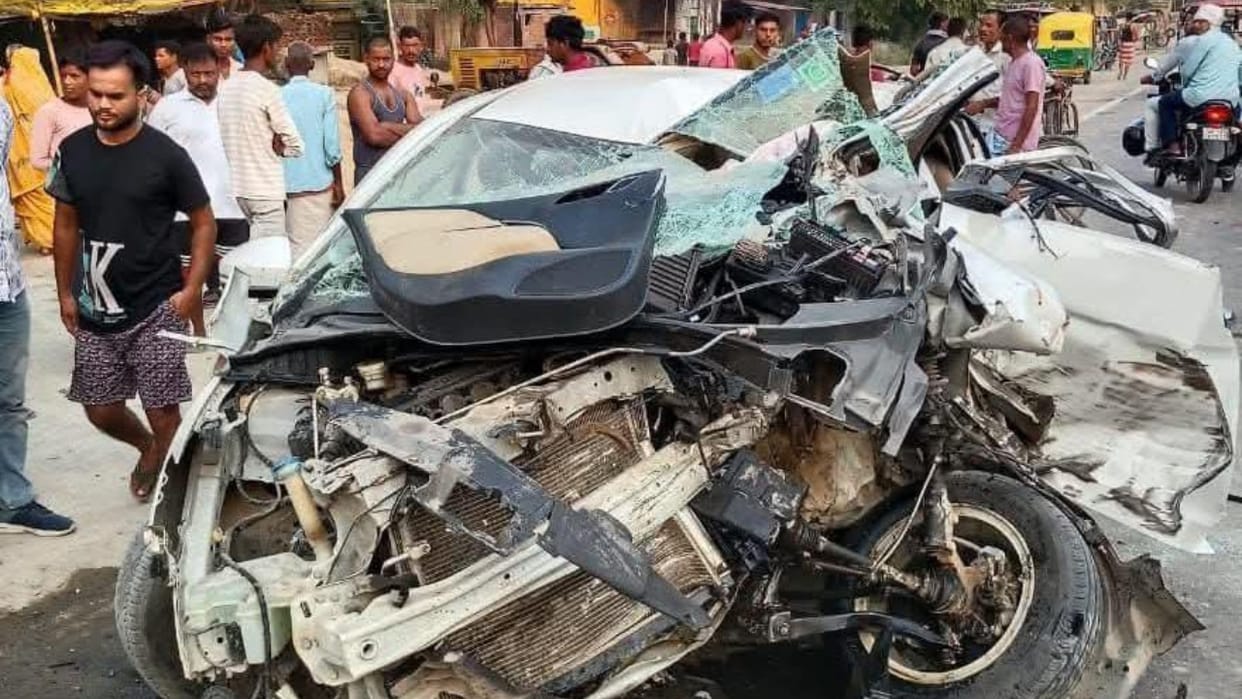 three people including father-son died car collided with truck parked on the highway in Shahjahanpur