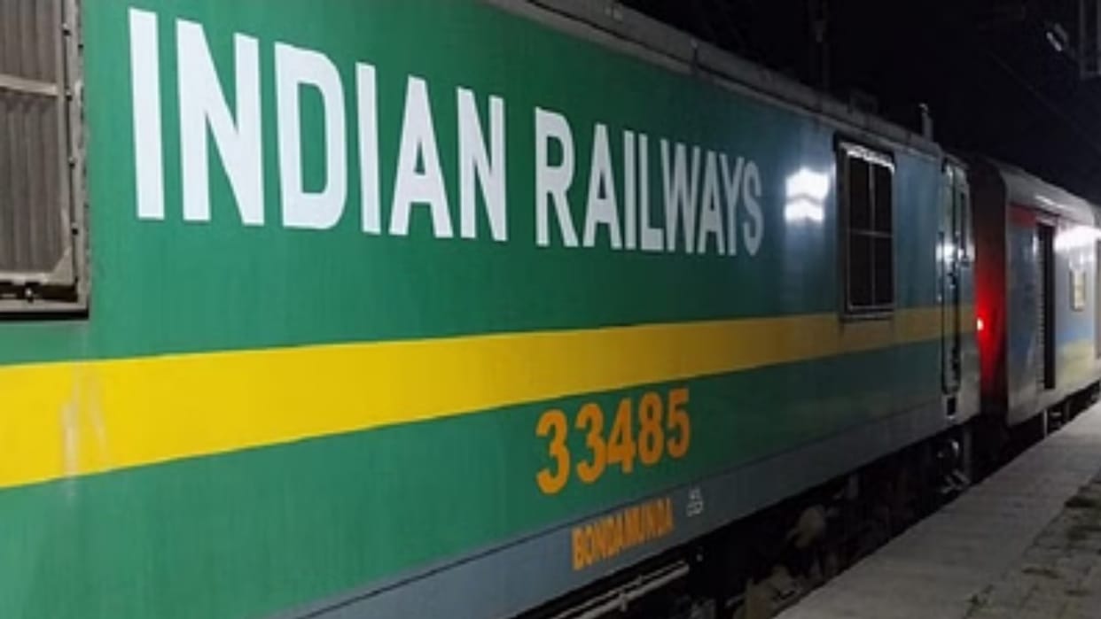Passengers got angry due to the breakdown of AC of Mau-Mumbai Lokmanya Tilak Terminus train