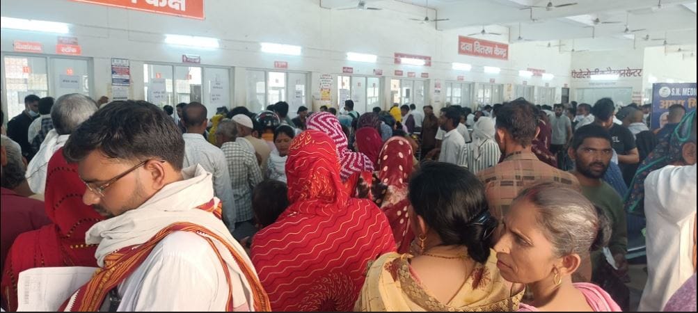 Crowd gathered in OPD of SN Medical College suffering from heat