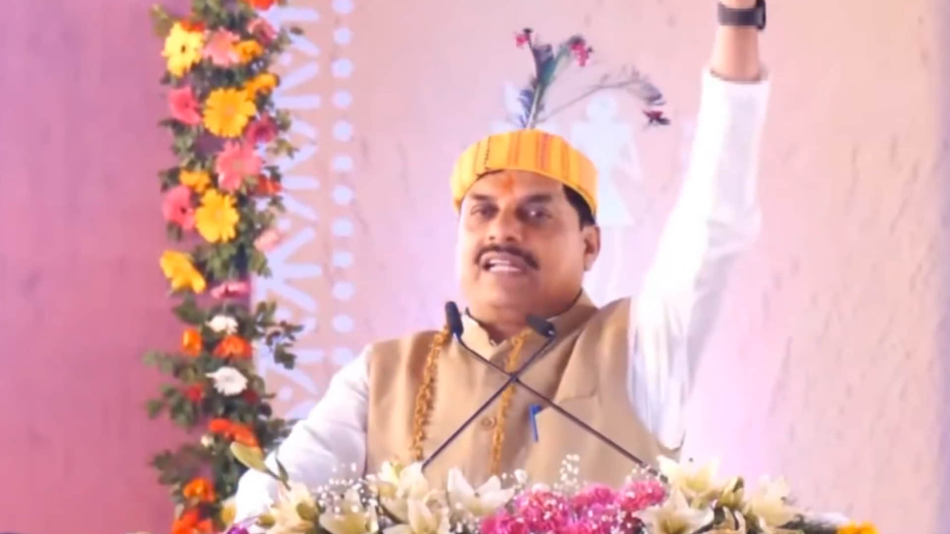 MP News: CM Mohan Yadav stumbled while sitting on a chair in Gadarwara, colleagues saved him from falling