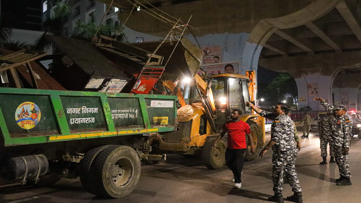 Anti-encroachment drive was carried out under the flyover near the High Court, police force was present