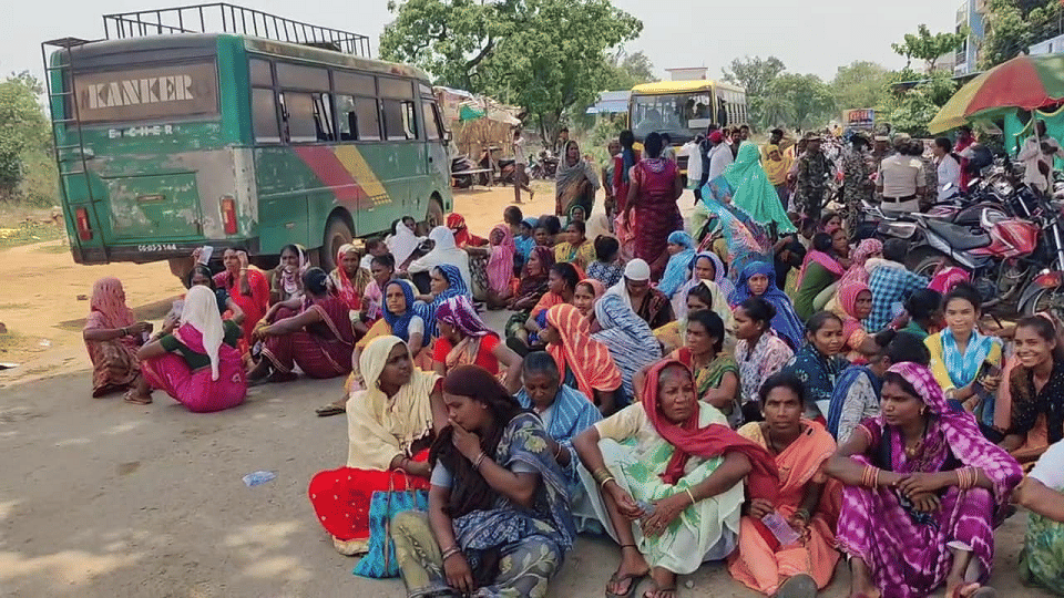 जर्जर सड़क से परेशान ग्रामीणों ने किया जाम