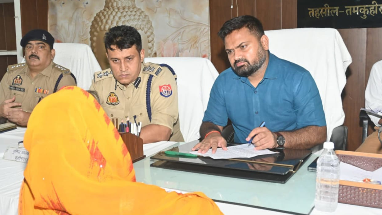 DM Kushinagar heard complaints in Sampoorna Samadhan Diwas, gave instructions for redressal