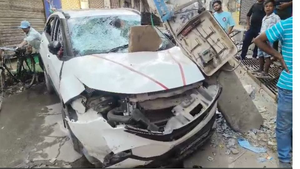 youths attacked men travelling in car with sticks and stones In Jawahar Colony