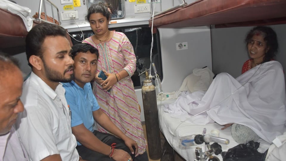 Life of female passenger was in danger in Kisan Express, Railway Guard became angel and provided oxygen her