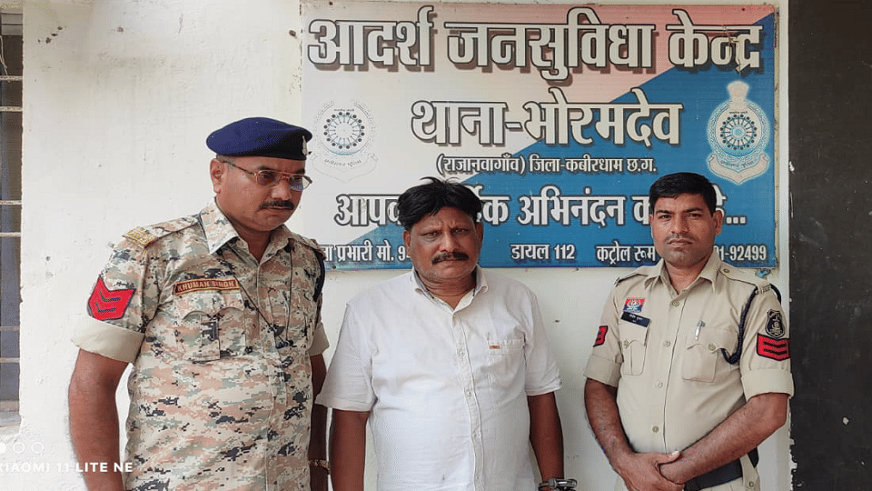 पुलिस की गिरफ्त में आरोपी