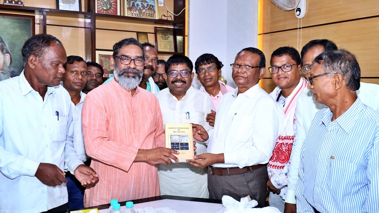Ranchi News: Santhal community delegation meets CM Hemant Soren regarding protection of Marang Buru