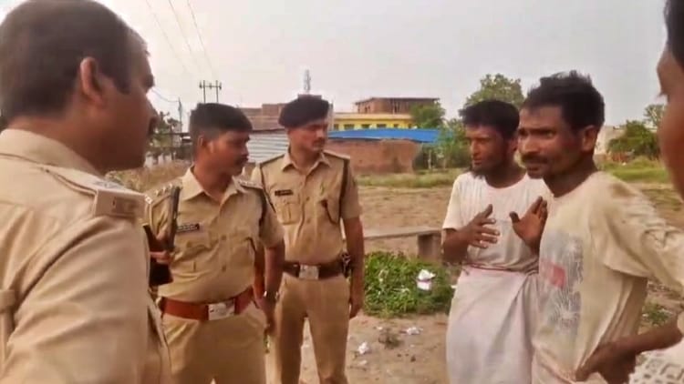 Bihar Crime: अन्नप्राशन समारोह में साढ़ू पर गोली चलाकर चाकू से हमला, घायल वाराणसी रेफर; हथियार बरामद, जानें