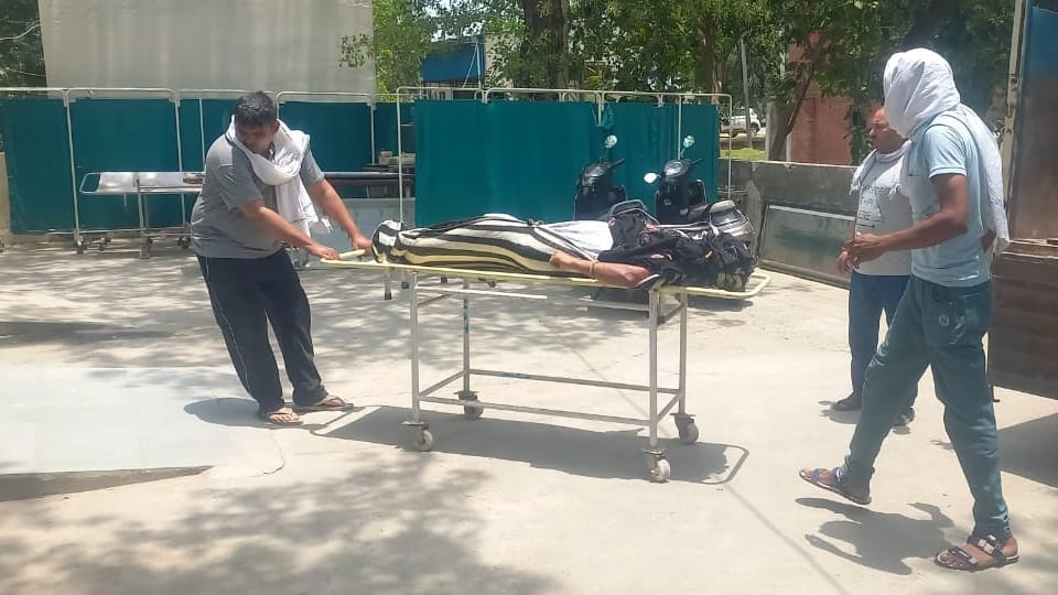Woman murdered by slitting her throat with knife in Salhawas