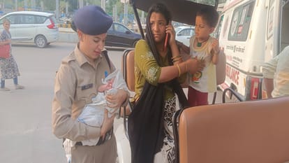 ट्रेन में महिला का कराया गया प्रसव।