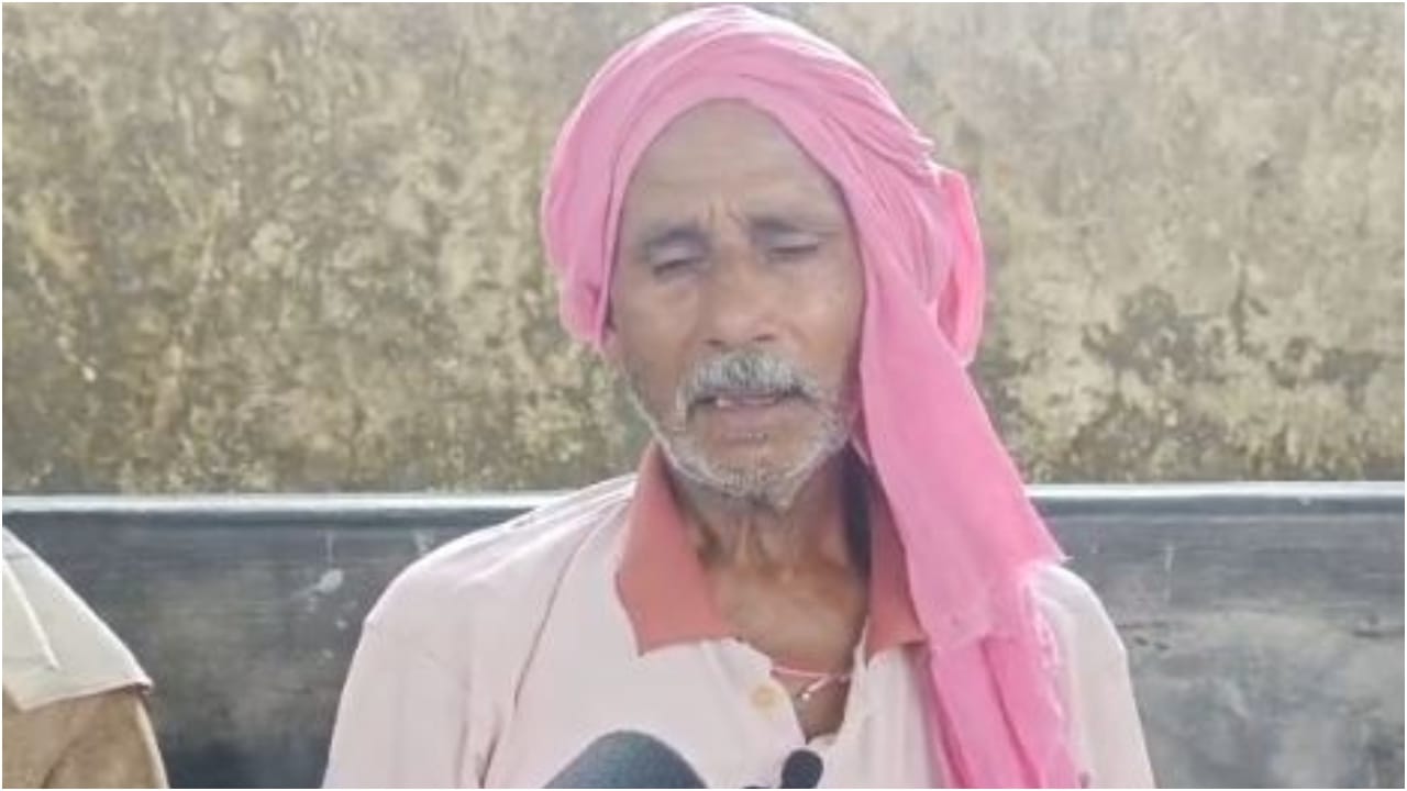 tiger killed the son the father cried as he lost his support in old age in Pilibhit