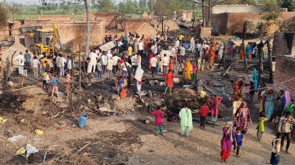 Amroha: 17 huts caught fire in Malakpur, eight cattle died, fire engines arrived an hour late