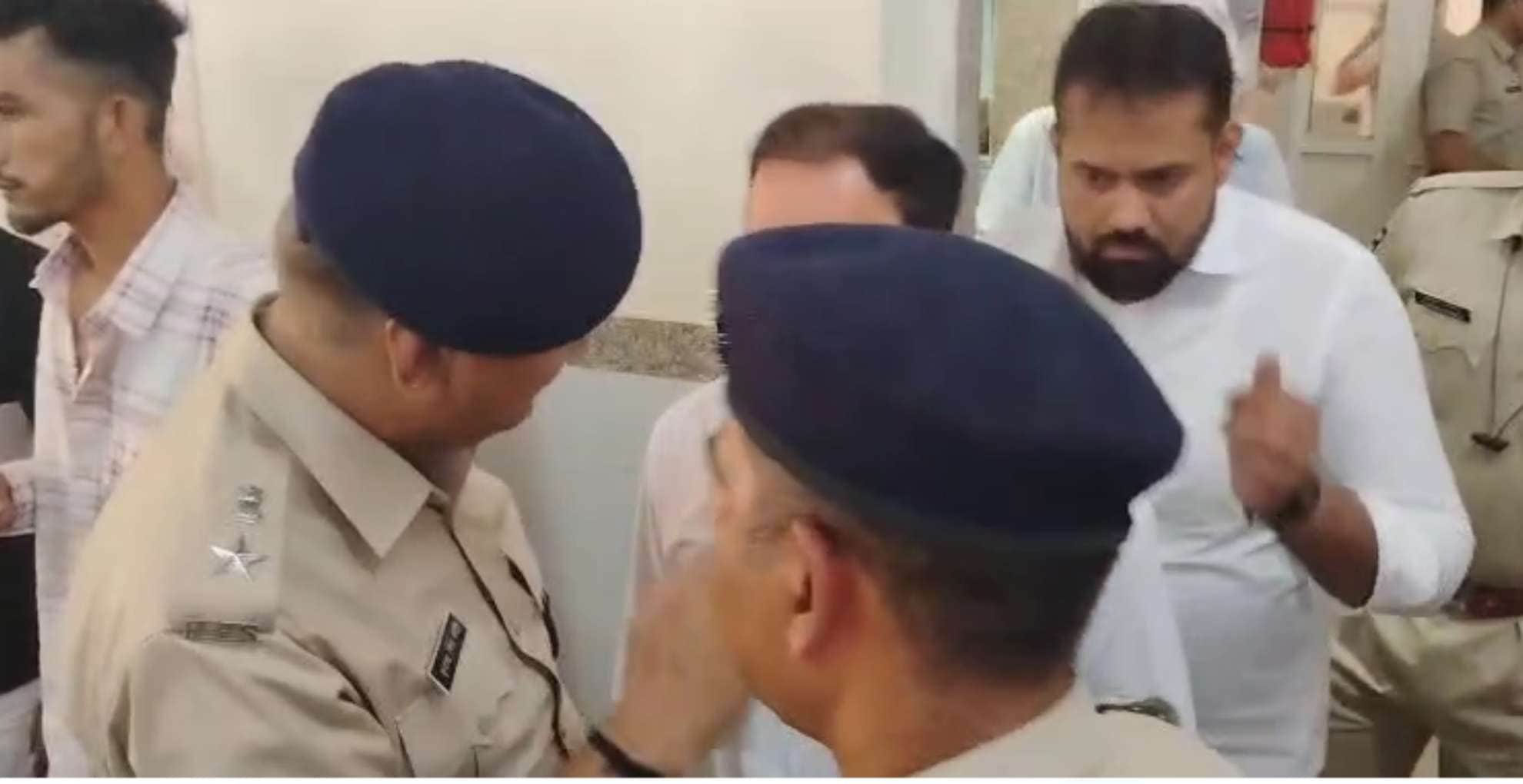 अस्पताल में मौजूद पुलिसकर्मी