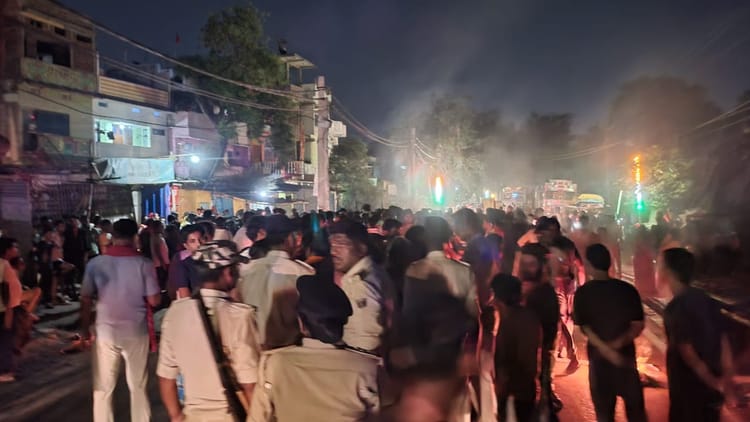 Bihar News : सड़क हादसे में महिला की मौत, आक्रोशित लोगों ने आगजनी कर किया सड़क जाम