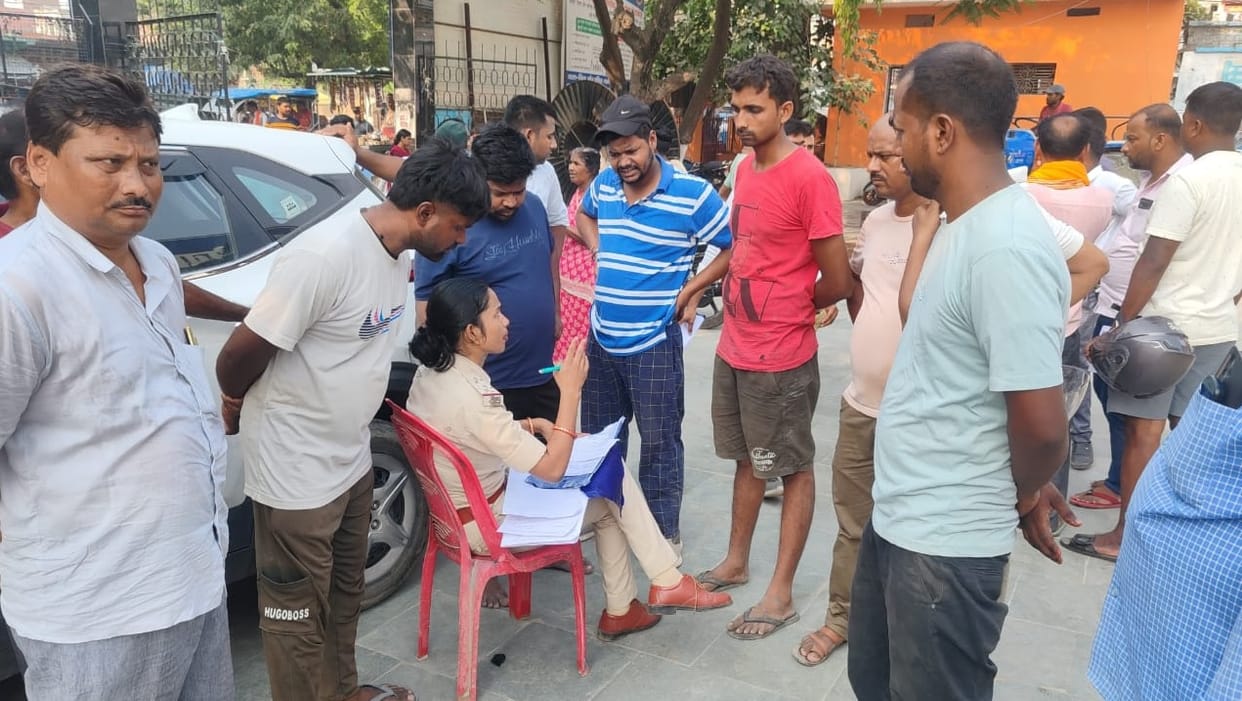 Bihar: Four people died in separate road accidents in Siwan: Collision between pickup van and truck Bihar New