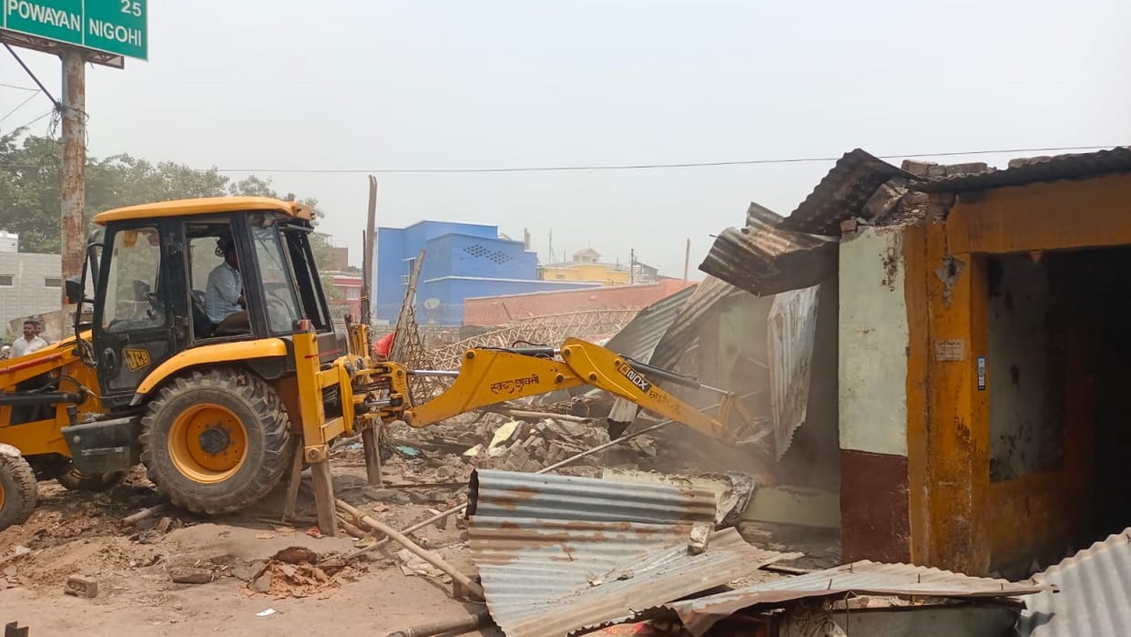 army freed its land from encroachment bulldozers run on shops in Shahjahanpur