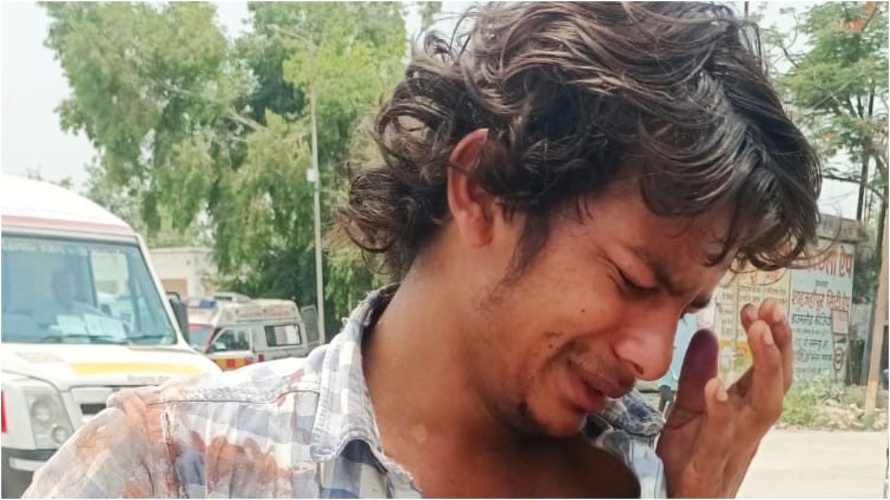Shahjahanpur road accident young man took 500 rupees and told them the way to the hospital