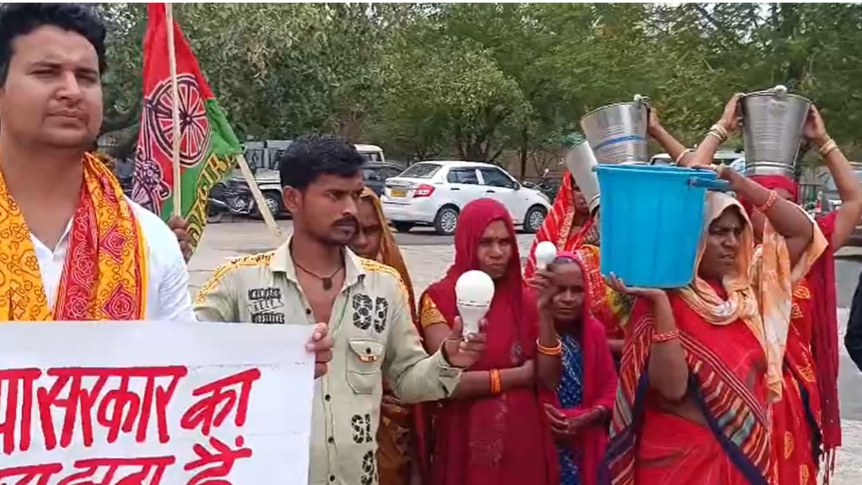 Unique demonstration on electricity problem People came out with lanterns and buckets in their hands