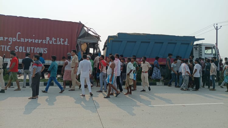 किशनगंज में दो भीषण सड़क हादसे: खराब डंपर में कंटेनर ने मारी टक्कर, चालक की मौत; ट्रक पलटने से दो गंभीर घायल