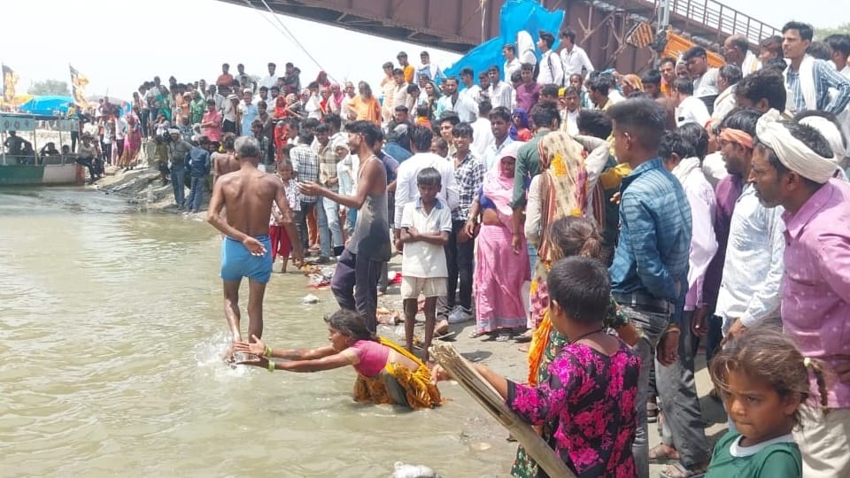 Sambhal: Three friends drowned in Ganga...one died due to drowning, local divers saved two friends