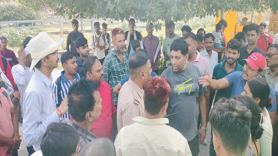 Passengers created a ruckus when train AC broke down at khurja station
