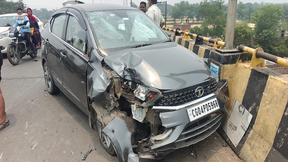 हादसे के बाद कार के उड़े परखच्चे