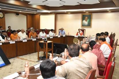 कैबिनेट बैठक में प्रहलाद पटेल और जगदीव देवड़ा के बीच बैठे मंत्री विजय शाह