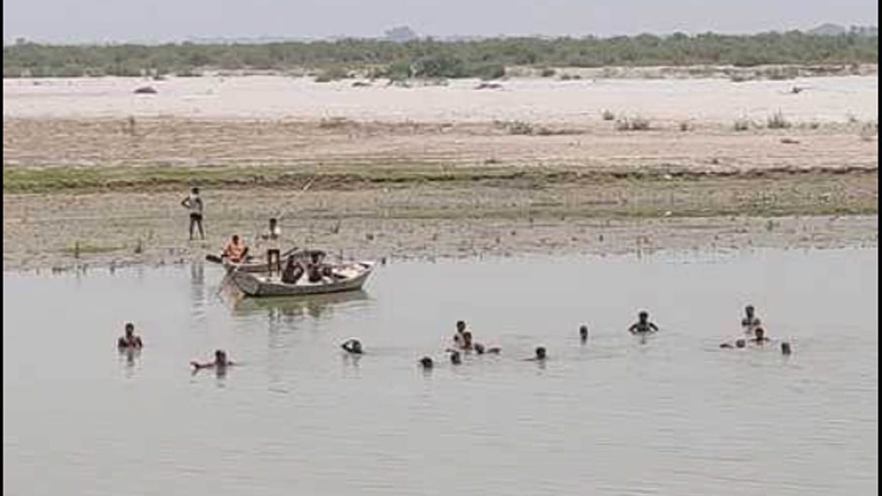 Farrukhabad: Two died due to drowning while crossing Ganga with the help of plastic cans