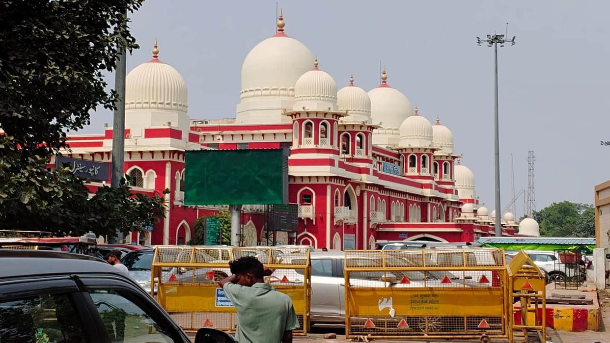Kanpur: Peacock stuck in the engine's panto, Vande Bharat stood for 45 minutes