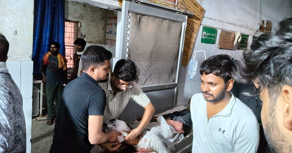 Hamirpur Road Accident A van full of labourers collided with a dumper two dead and eight injured