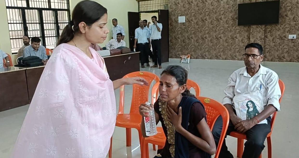 Kanpur A girl reached the tehsil with a complaint and started crying due to heat no electricity for four hours