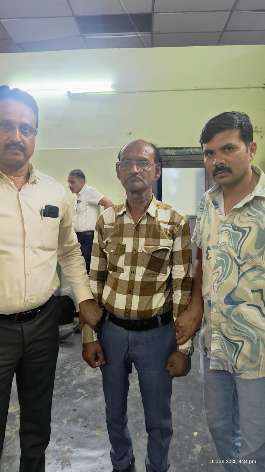 Lokayukta's trap action: ICICI Bank recovery agent caught taking 8 thousand rupees bribe