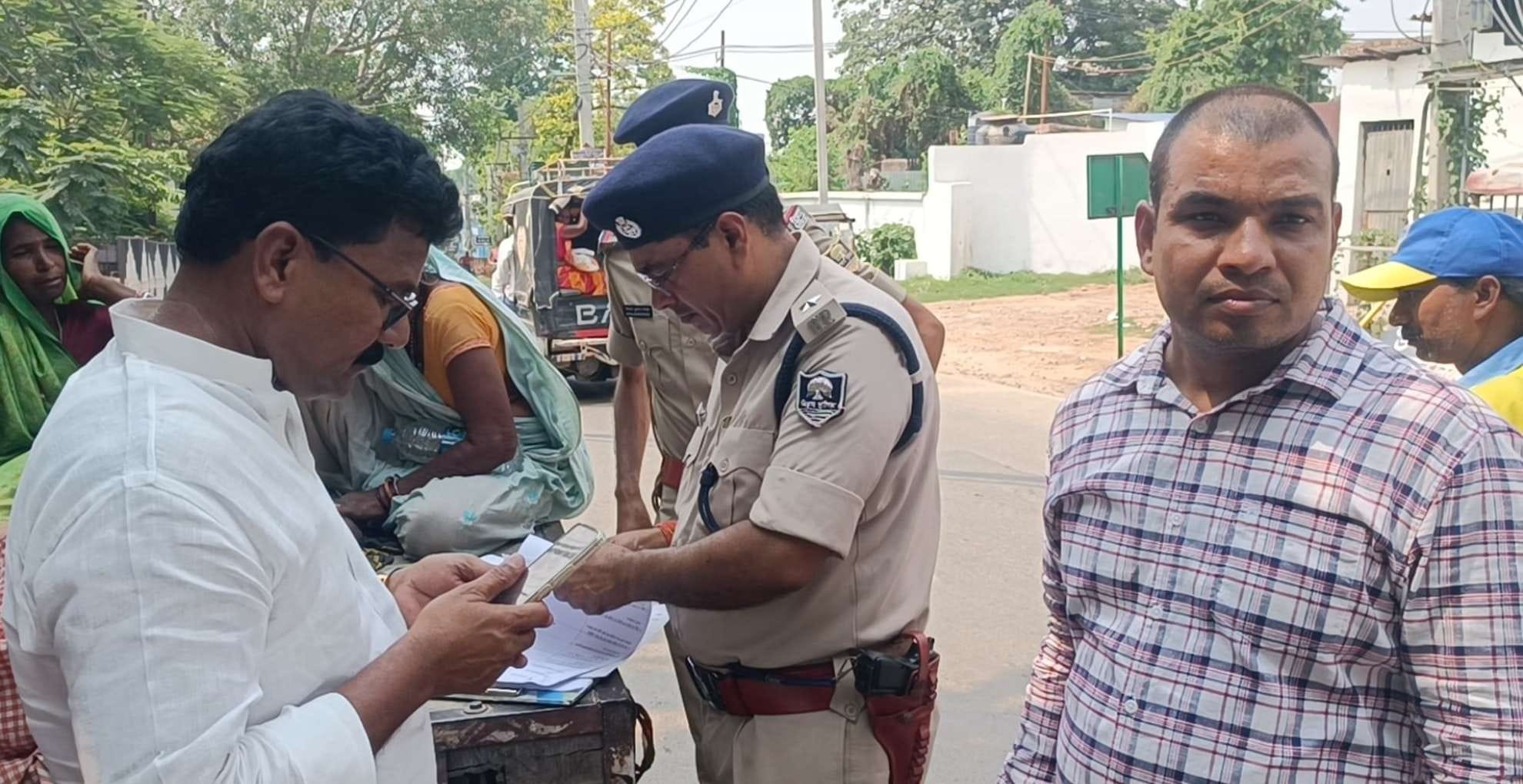 मामले की जांच करती पुलिस
