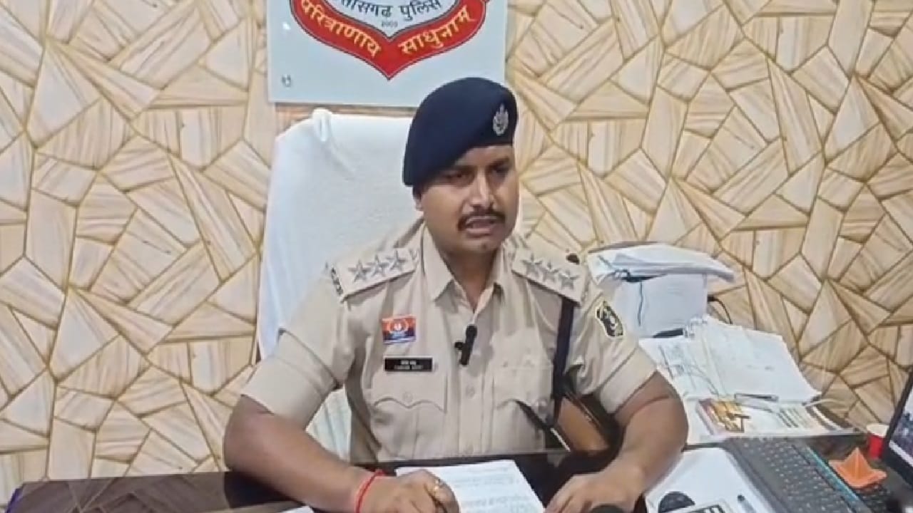 मामले की जानकारी देते पुलिस अधिकारी