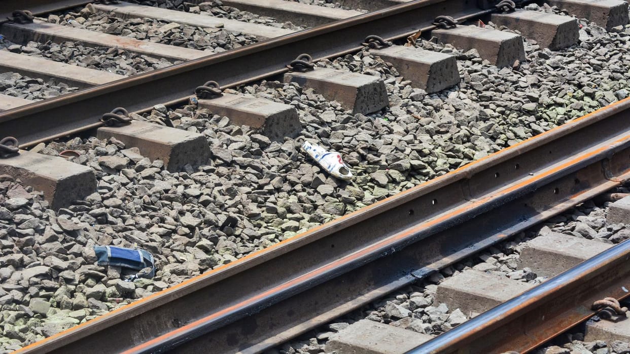 Train tragedy Killer bag brushed against passengers causing deadly fall, says eyewitness News In Hindi